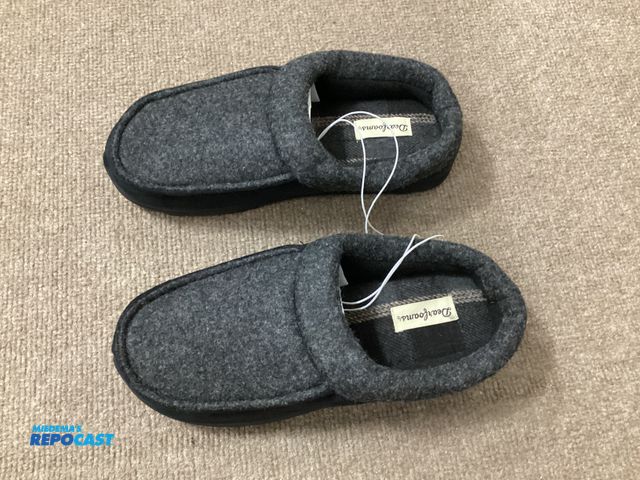 Lot 2-71445 - New pair of Dearfoams Total comfort men’s slippers. Memory foam, machine washable, easy on/off. Indo...