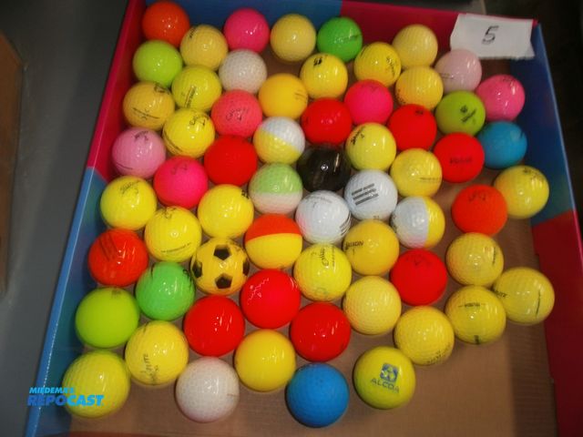 Lot 2-95635 - 60+ excellent colored golf balls