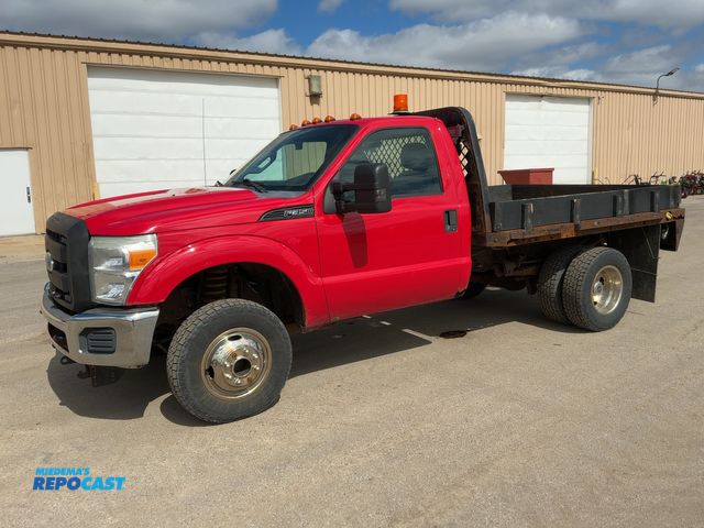Lot 2-42982 - 2011 Ford F-350 Super Duty XL Regular Cab Flatbed Pickup Truck 4x4