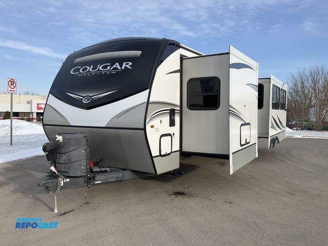 Lot 2-43338 - 2022 Keystone Cougar 30RKD Half-Ton Camper Travel Trailer