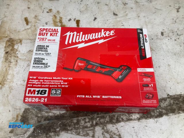 Lot 2-19559 - Milwaukee M18 18V Lithium-Ion Cordless Oscillating Multi-Tool Kit with Battery and Charger, New