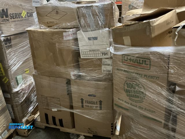 Lot 2-16300 - 1000+ Phone cases and screen protectors