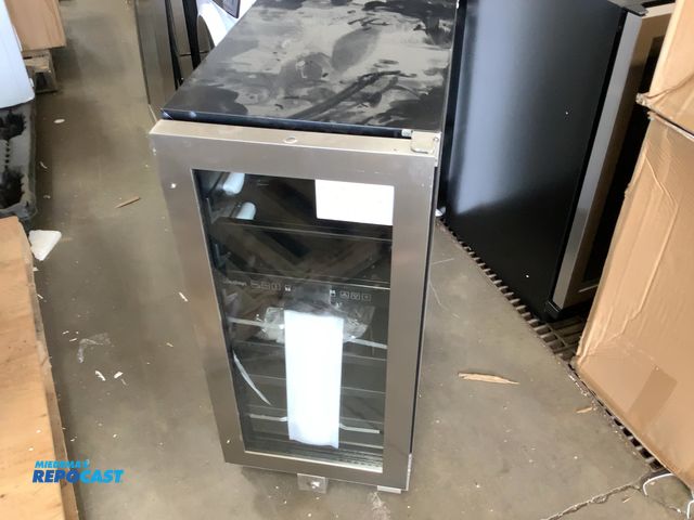 Lot 2-13956 - Scratch & Dent Vinotemp VT-OUTDR15GD Outdoor wine and beverage cooler  *locked*