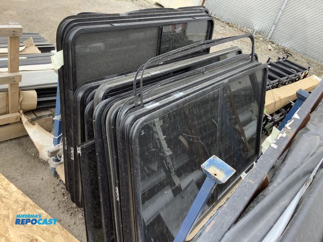 Lot 2-35260 - rack RV assorted sized sliding windows with screens