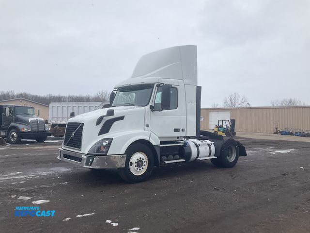 Lot 2-11554 - 2015 Volvo VN Day Cab