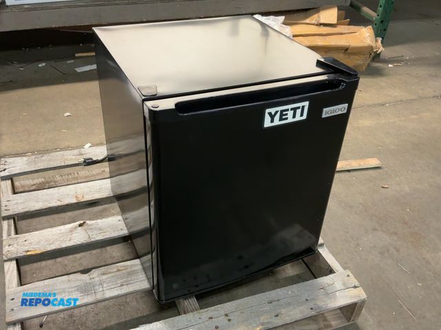 Lot 2-27232 - Igloo IRF17BK Mini Refrigerator.