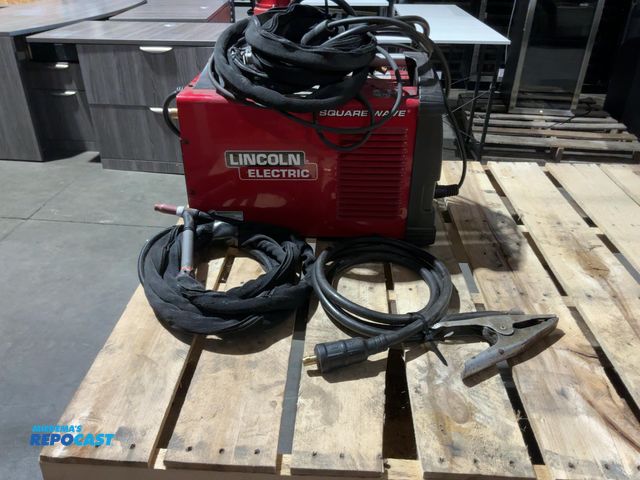 Lot 2-22611 - Lincoln Electric Square Wave® TIG 200 TIG Welder