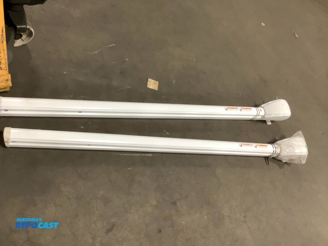 Lot 2-67823 - 1 set of camping awning arms