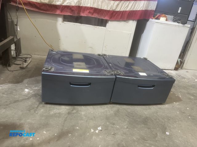 Lot 2-59213 - Samsung pedestal  set 27"