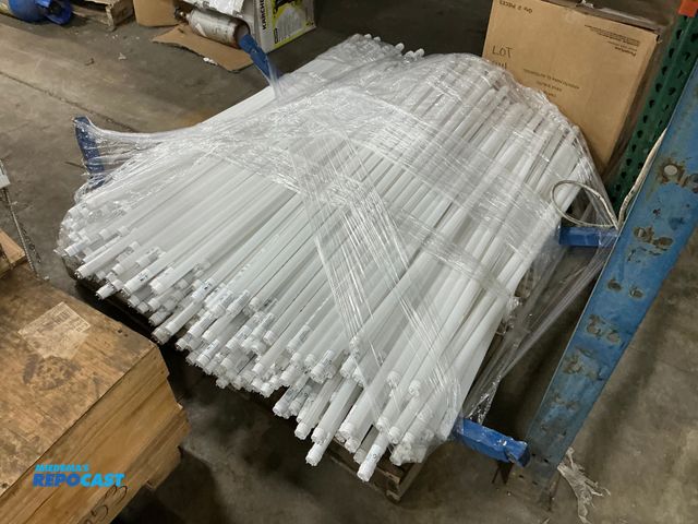 Lot 2-38842 - Skid lot of 10T8/4F/840/UEB/SB 120-277V 50/60Hz 10W 89-44mA 1650Lumens 4000K tube lights - some migh...