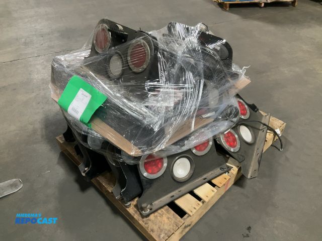 Lot 2-39532 - Skid lot of Freightliner cascadia taillight housing brackets with lights