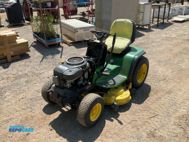 Lot 2-95221 - John Deere gt262 Riding Lawn Mower