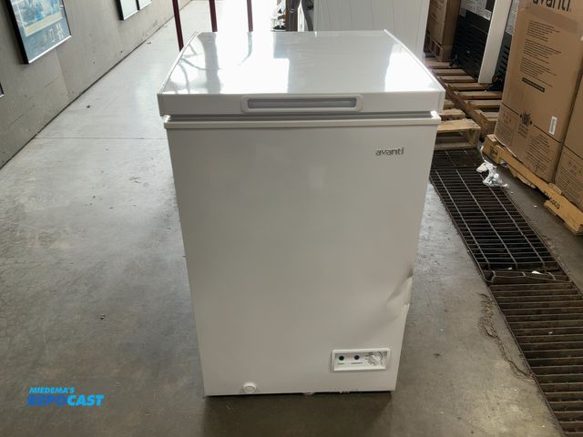 Lot 2-11540 - Scratch & Dent Avanti CF35F0W Garage Ready Chest Freezer