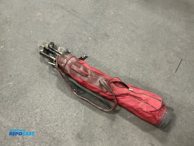 Lot 2-76305 - Golf clubs of assorted brands with bag (red)