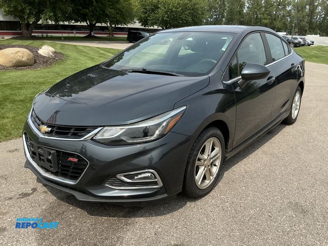 Lot 2-41199 - 2017 Chevrolet Cruze LT Sedan FWD