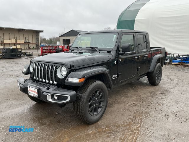 Lot 2-91713 - 2023 Jeep Gladiator Overland Crew Cab Short Box Pickup Truck 4x4