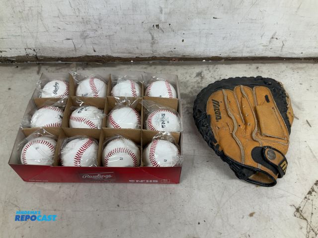 Lot 2-74935 - Lot of Mizuna baseball glove and (12) Rawlings high school baseballs