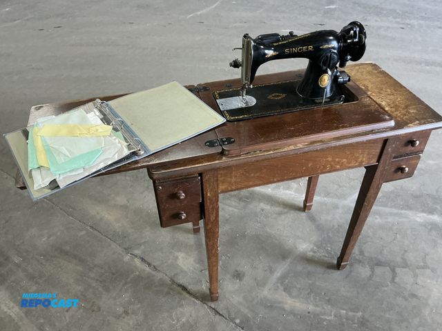 Lot 2-63376 - Singer sewing machine table comes with some accessories untested
