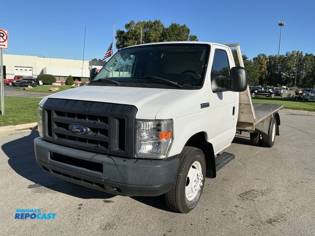 Lot 2-33403 - 2018 Ford E-450 Regular Cab Flatbed Pickup Truck RWD