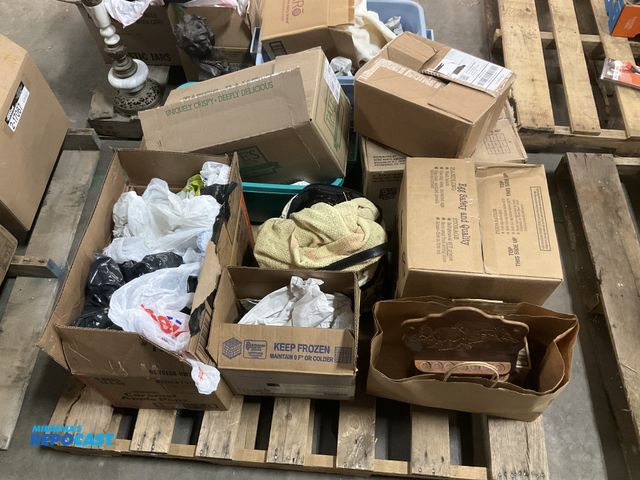 Lot 2-15657 - Skid lot of Various Vases, Figurines and other Vintage Collectibles
