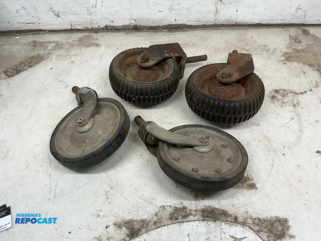 Lot 2-19439 - 4 Various track castors