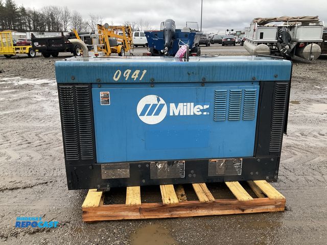 Lot 2-23903 - Miller Big Blue 450 Duo CST Portable Diesel Powered Multi-Operator Welder Generator