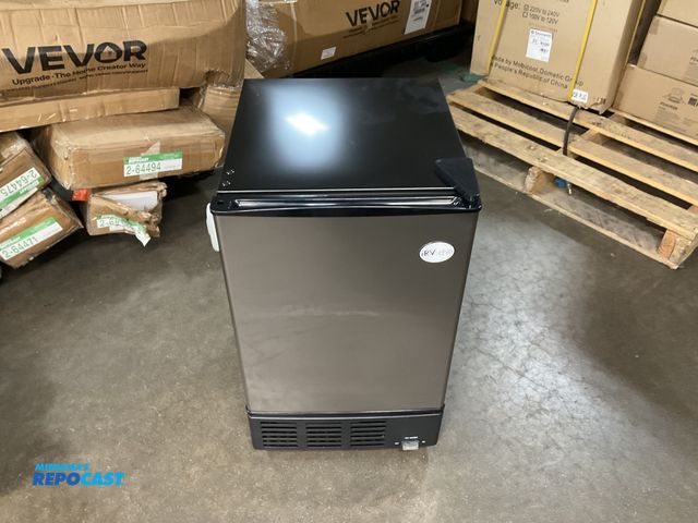 Lot 2-27754 - IRV Chill iRVIM1.0 115V stainless steel High frequency built in ice maker