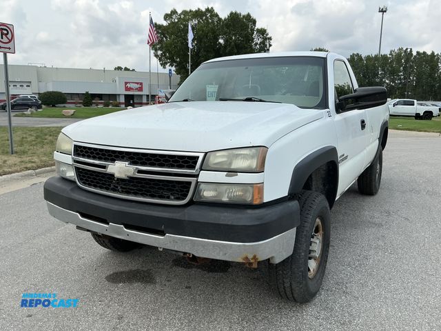 Lot 2-16334 - 2007 Chevrolet Silverado 2500 LT Regular Cab Long Box Pickup Truck 4x4