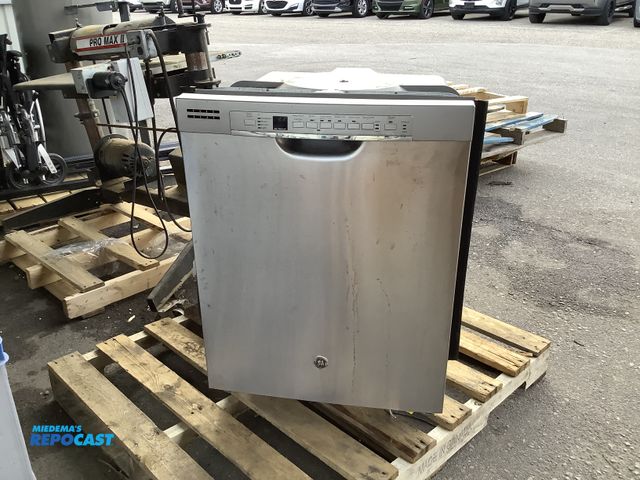 Lot 2-93401 - Scratch & Dent GE GDF610PSJ2SS Dishwasher