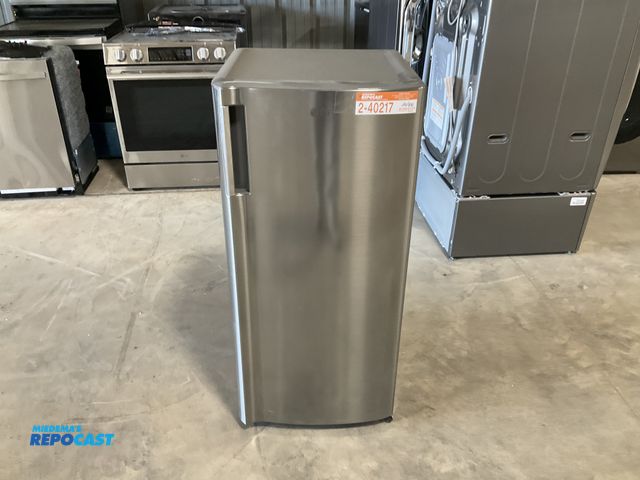 Lot 2-40217 - Scratch & Dent LG LRONC0605V Mini Refrigerator/Freezer Other