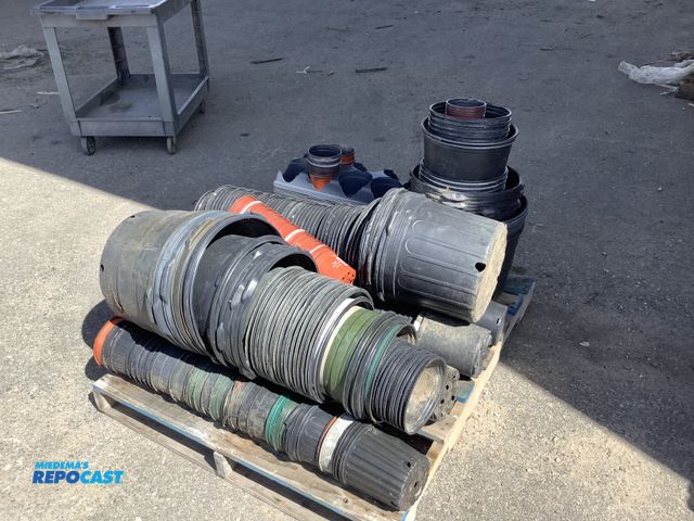 Lot 2-77099 - Skid lot of many various planting pots and trays, assorted sizes