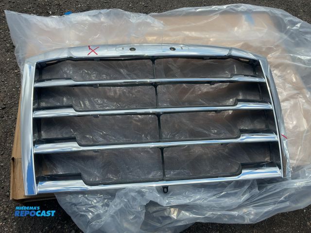 Lot 2-11604 - 18-23 Freightliner Cascadia Chrome Grill, New Takeoff