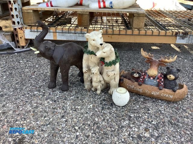 Lot 2-99272 - Box of assorted wooden animal outdoor Figurines