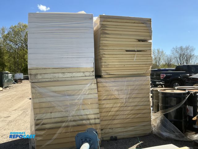 Lot 2-76201 - Lot of (4) Bundles of (196pcs) X Taper Panel Polyiso Insulation