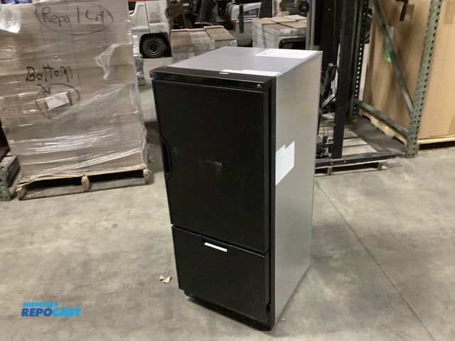 Lot 2-73154 - Norcold Fridge / freezer combo RV fridge / 12VDC Electric