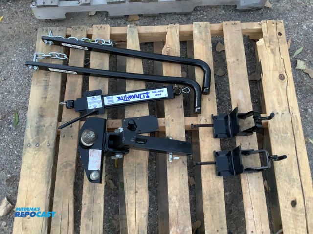 Lot 2-68790 - Lot of Draw Tite sway control assembly with hitch