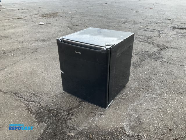 Lot 2-19704 - Hot point  HME02GGMBBB Mini Refrigerator