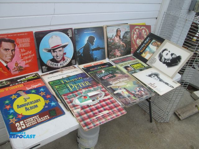 Lot 2-59081 - 30 classic country LP records - cash, hank Williams,... + 5 Disney LPS