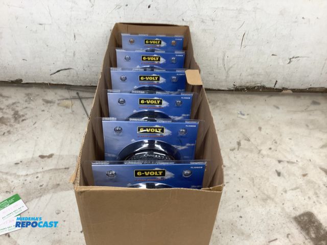 Lot 2-62902 - lot of (6) 6 volt utility and work lights