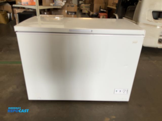 Lot 2-91841 - Scratch & Dent Avanti CF10F0W Garage Ready Chest Freezer