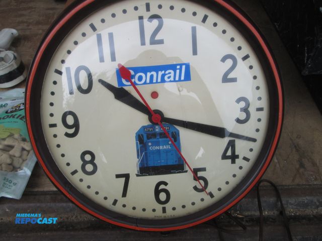 Lot 2-59157 - vintage conrail GE clock 15" round, glass face