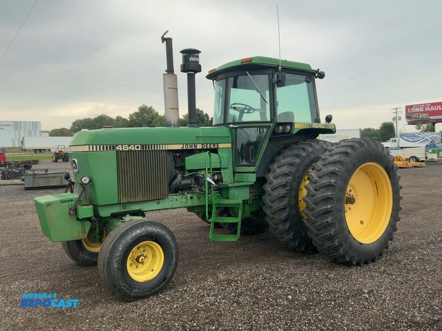 Lot 2-30452 - John Deere 4640 Tractor