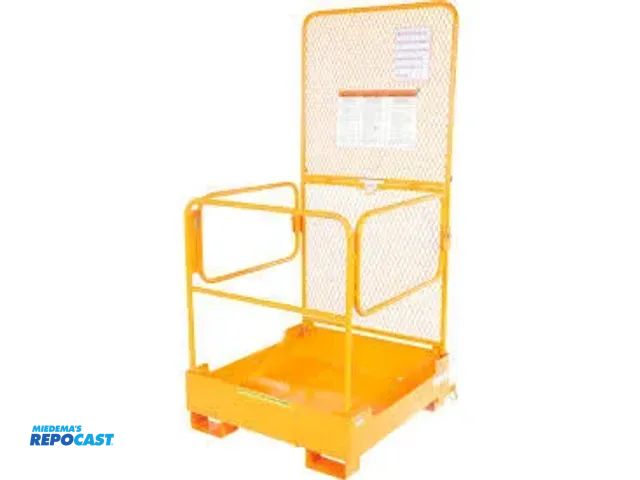 Lot 2-99024 - Vestil  Fold-down work platform