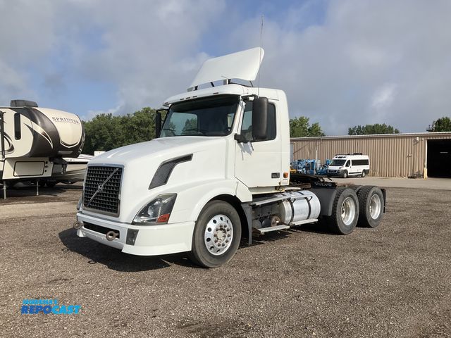 Lot 2-11374 - 2005 Volvo VN Series Day Cab