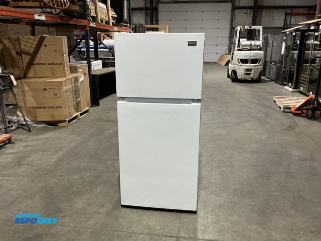 Lot 2-22656 - Scratch & Dent Avanti FF14D0W4 Refrigerator/Freezer