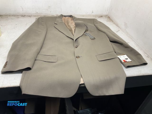 Lot 2-94776 - New Franco Tassi Size 42 Long Suit Coat