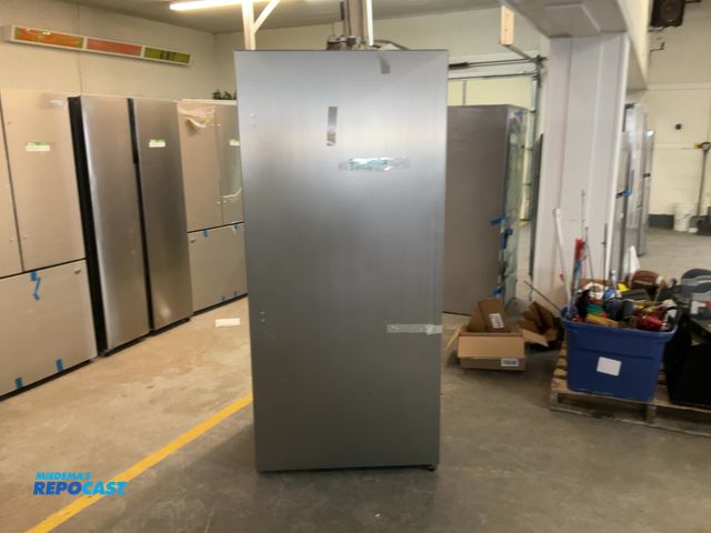 Lot 2-60994 - Scratch & Dent Electric Free Standing Frigidaire  FPRU19F8WF Upright Freezer