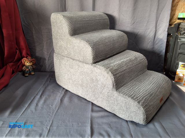 Lot 2-11415 - FOAM PET STEPS, UNUSED