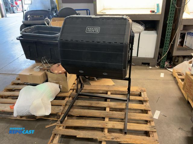 Lot 2-91339 - Black and Decker 2-Chamber Composter (removable crank inside)