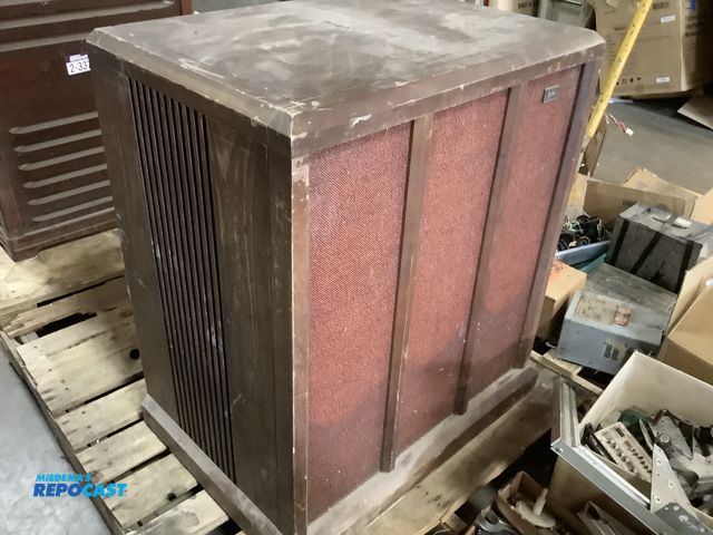 Lot 2-33761 - Leslie wooden speaker system electro music model 705
